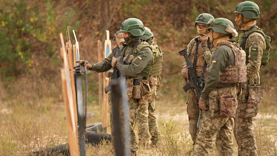 tan binh tinh bao quan doi Ukraine (GUR), linh tinh bao Ukraine tren thao truong, kiem tra bia ban -abc news.jpg