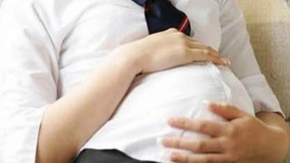 Bàng hoàng khi phát hiện con gái 19 tuổi lỡ có thai với bạn trai hơn nó 20 tuổi