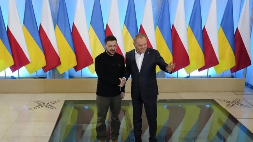 thu_tuong_ba_lan_donald_tusk_ben_phai_va_tong_thong_ukraine_volodymyr_zelenskyy_tai_warsaw_ba_lan_ngay_15_thang_1_nam_2025_anh_ap_20250116051519.jpg