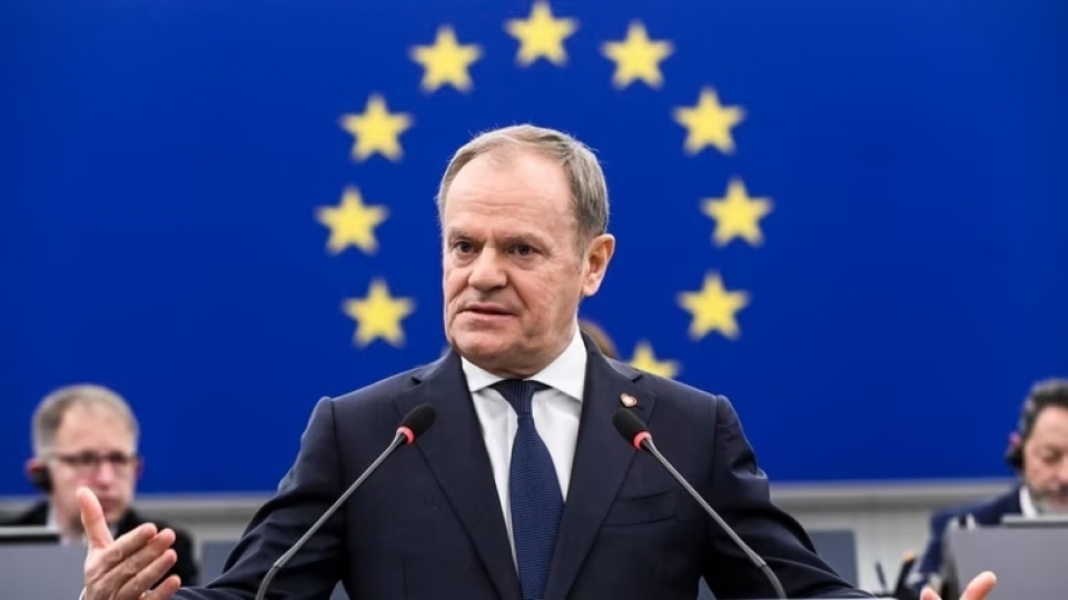 thu_tuong_ba_lan_donald_tusk_phat_bieu_tai_nghi_vien_chau_au_ngay_22_thang_1_nam_2025_tai_strasbourg_mien_dong_nuoc_phap_anh-ap.jpg