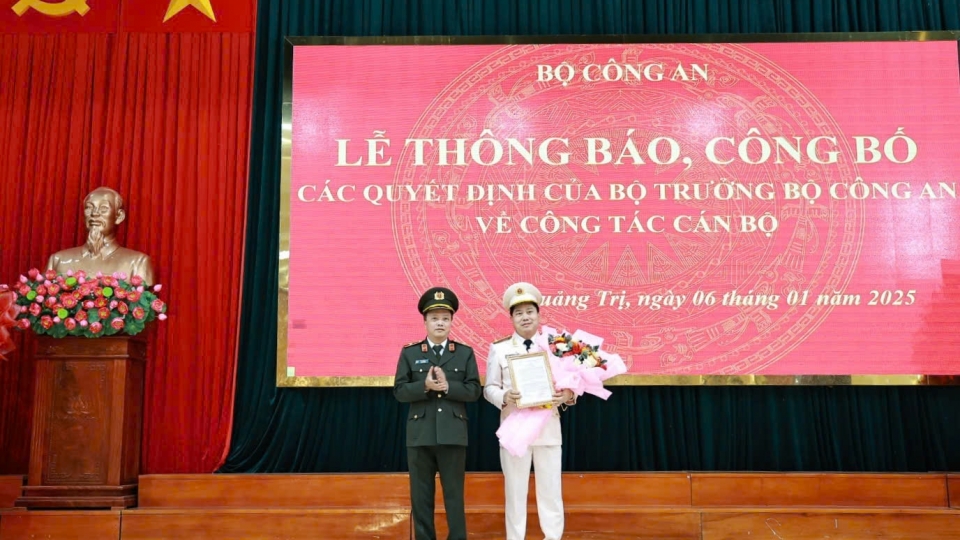 thua_uy_quyen_cua_bo_truong_bo_cong_an_thu_truong_dang_hong_duc_ben_trai_trao_quyet_dinh_bo_nhiem_giam_doc_cong_an_tinh_quang_tri.jpg