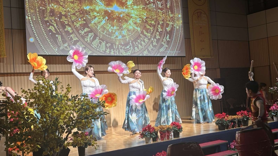 tiet_muc_van_nghe_chao_mung_do_cac_nghe_sy_khong_chuyen_cua_cong_dong_viet_nam_trinh_dien_anh_vov_tokyo.jpg