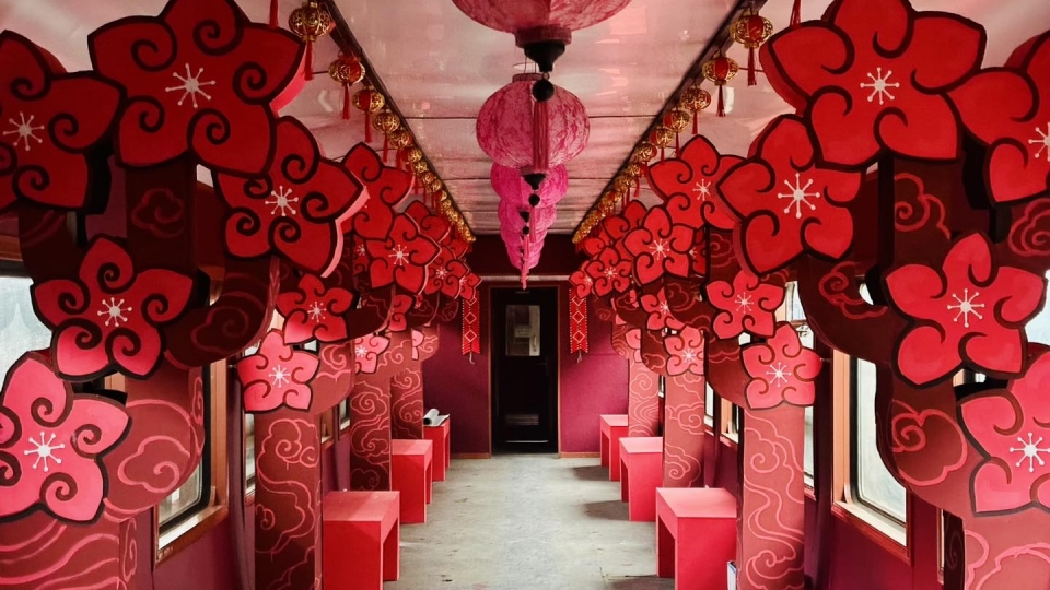 toa_cong_dong_tren_chuyen_tau_xuan.jpg