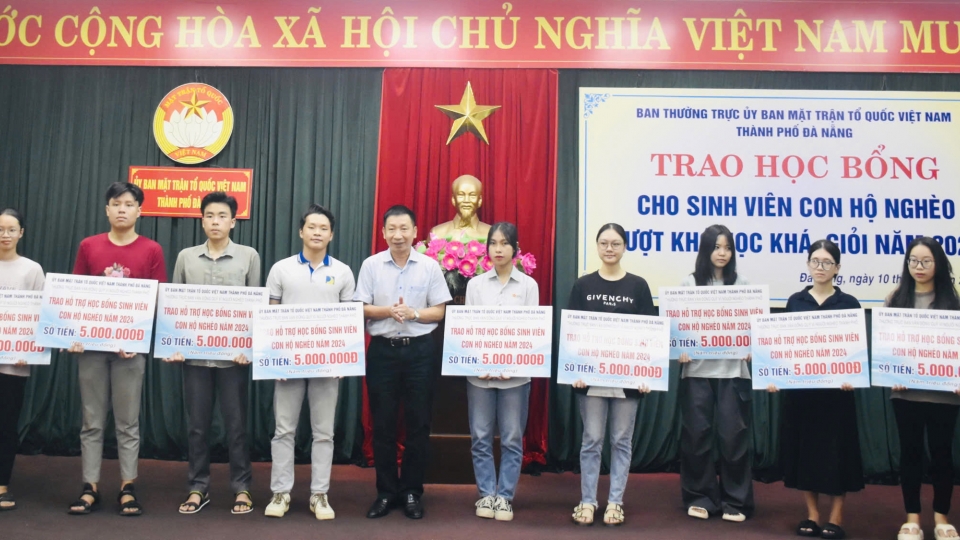 trao_hoc_bong_tang_sinh_vien_hoan_canh_kho_khan_20250108163103.jpg