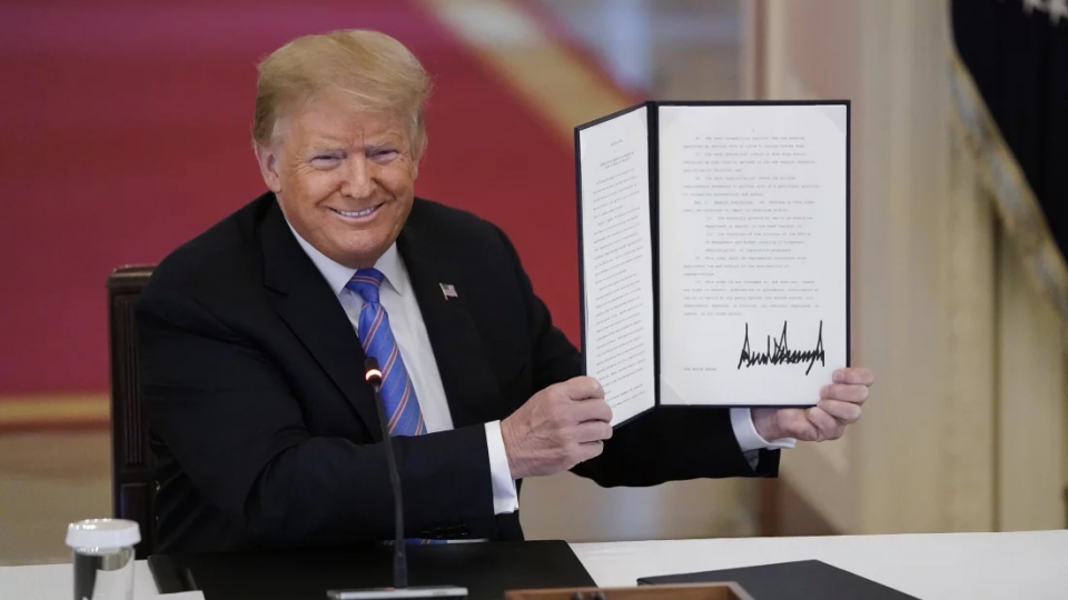 trump_ky_sac_lenh_hanh_phap_2020.jpg