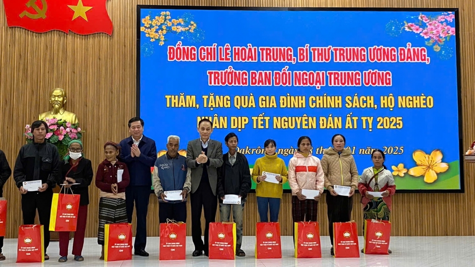 truong_ban_doi_ngoai_tw_le_hoai_trung_dung_giua_tang_qua_tet_gia_dinh_chinh_sach_nguoi_ngheo_huyen_dakrong_tinh_quang_tri.jpg