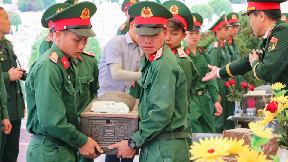 truy_dieu_an_tang_8_hai_cot_liet_si_quan_tinh_nguyen_viet_nam_hy_sinh_tai_lao.jpg