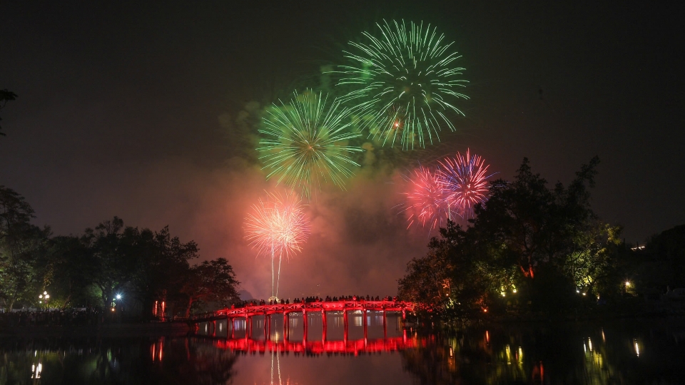 Pháo hoa lung linh trên bầu trời Hà Nội