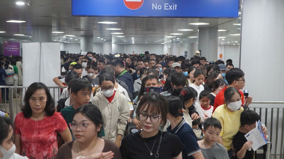 Nhiều người dân TP.HCM chọn Metro làm phương tiện đi chơi Tết Dương lịch