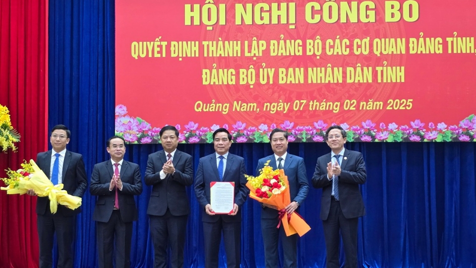 Ông Lương Nguyễn Minh Triết, Bí thư Tỉnh ủy (thứ 3 từ trái sang) trao quyết định, tặng hoa chúc mừng Ban Thường vụ Đảng ủy UBND tỉnh Quảng Nam..jpg
