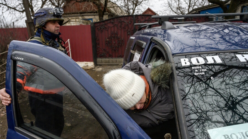0204_oukrainefront_car_lede.jpg