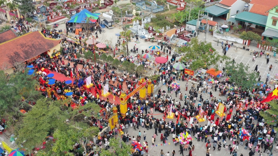 1-_mieu_tien_cong_xa_cam_la_thi_xa_quang_yen_tinh_quang_ninh_la_trung_tam_le_hoi_.jpg
