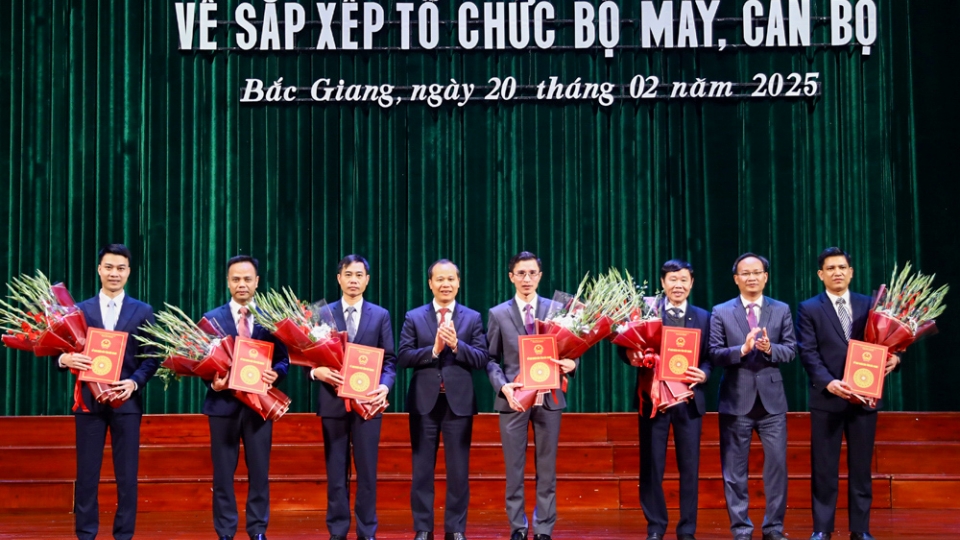 Bắc Giang bổ nhiệm 6 giám đốc sở và Chánh Văn phòng UBND tỉnh