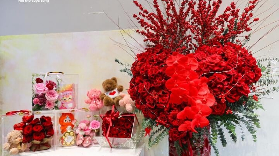 15 triệu đồng một bó hoa hồng ngày Valentine, khách nhà giàu vẫn xuống tiền mua