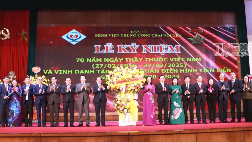 24-02_pho_chu_tich_nuoc_vo_thi_anh_xuan_du_le_ky_niem_70_nam_ngay_thay_thuoc_viet_nam_tai_thai_nguyen_-_copy.jpg