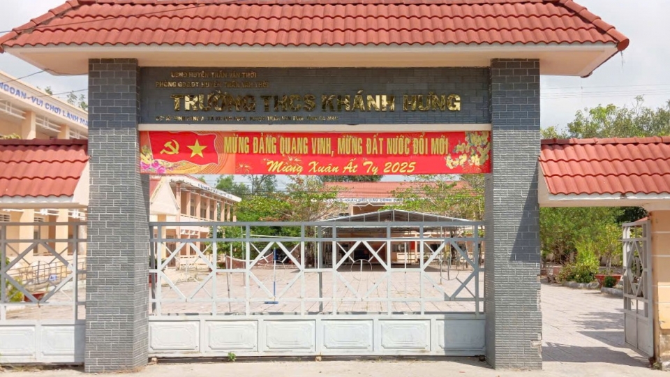 2_hieu_truong_truong_thcs_khanh_hung_da_thu_hoi_huy_bo_quyet_dinh_buoc_thoi_viec_ong_tan.jpg