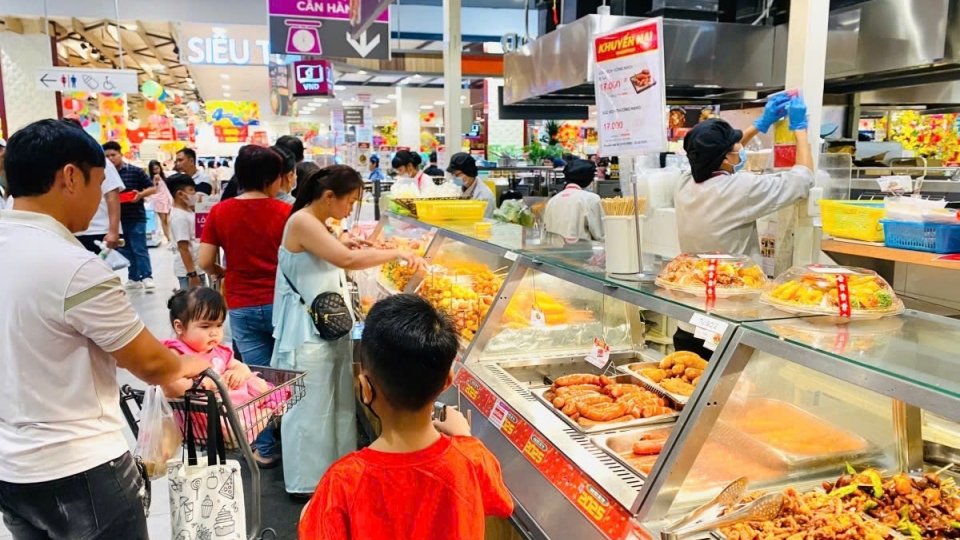 4._shopping_malls_crowded_with_tet_holidaymakers_prices_remain_unchanged.jpg