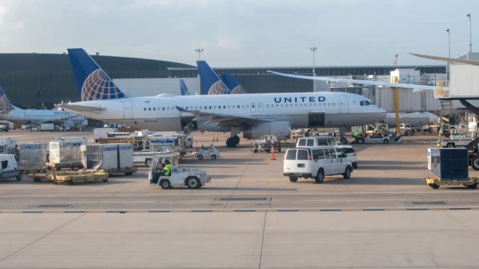 Động cơ máy bay của United Airlines bị cháy, hành khách phải sơ tán khẩn cấp