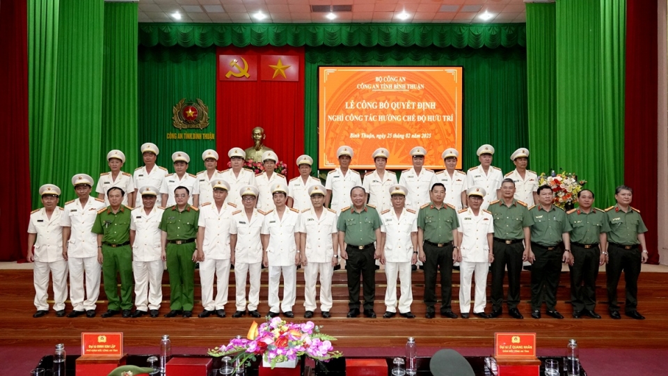 7. 23 đồng chí nghỉ hưu chụp hình lưu niệm với Ban thường vụ Đảng uỷ Công an tỉnh.jpg