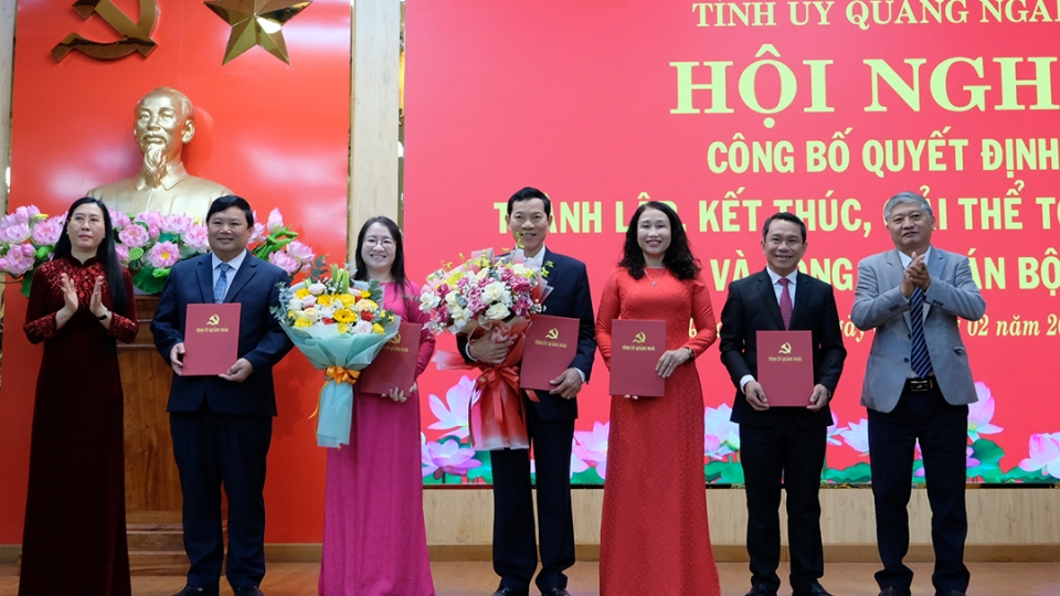 Bà Bùi Thị Quỳnh Vân, Bí thư Tỉnh ủy Quảng Ngãi (ngoài cùng bên trái) tặng hoa chúc mừng các lãnh đạo mới Ban Tuyên giáo và Dân vận Tỉnh ủy.jpg