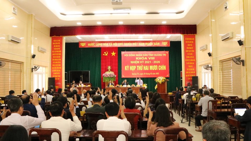 Các đại biểu biểu quyết thông qua các Nghị quyết.jpg