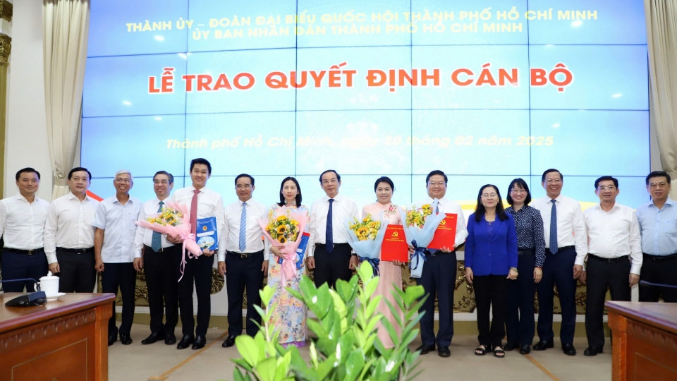 Các đại biểu chụp ảnh lưu niệm.jpg