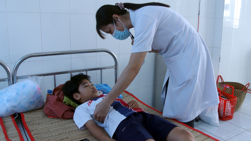 Chăm sóc bệnh nhi sau khi được đưa vào viện cáp cứu.jpg