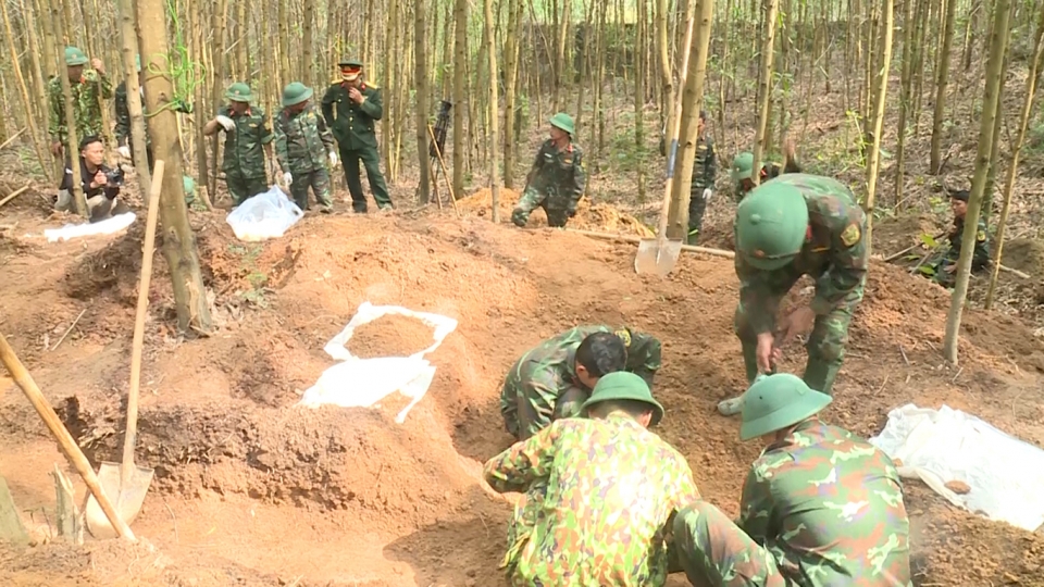 Hài cốt các liệt sĩ được phát hiện trong vườn nhà dân ở làng Câu Nhi, thôn Nam Chánh, xã Hải Chánh, huyện Hải Lăng, tỉnh Quảng Trị 1.jpg