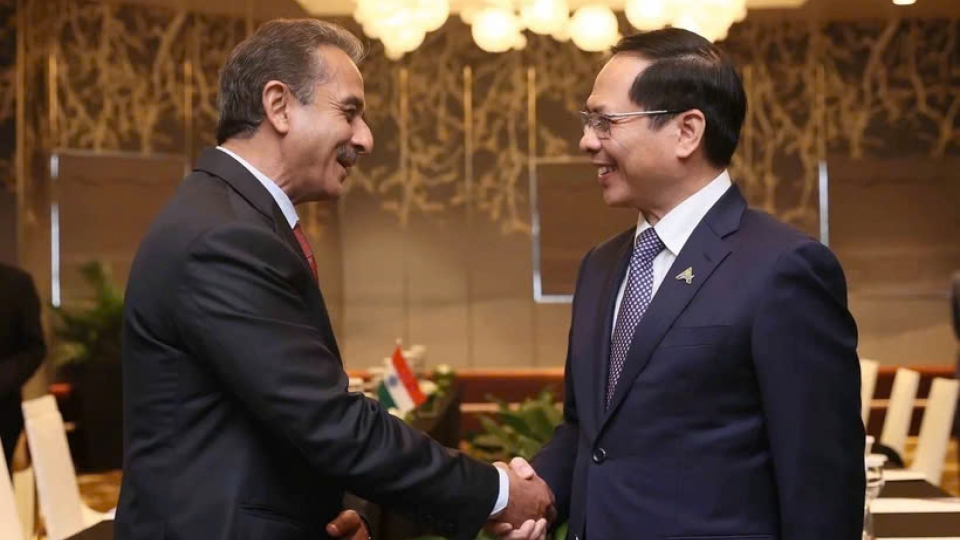 Kirti Vardhan Singh and Bui Thanh Son.jpg