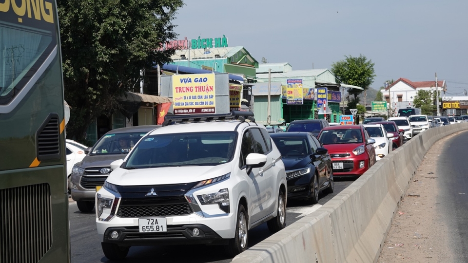 Mật độ xe tăng cao tại lối ra của tốc cao tốc Phan Thiết - Dầu Giây và Quốc lộ 1 đoạn qua xã Hàm Kiệm, huyện Hàm Thuận Nam.JPG