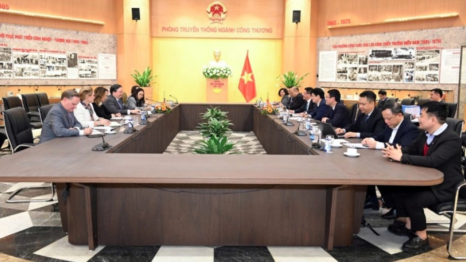 Minister of Industry and Trade Nguyen Hong Dien meets with US Ambassador to Vietnam Marc E. Knapper.jpg