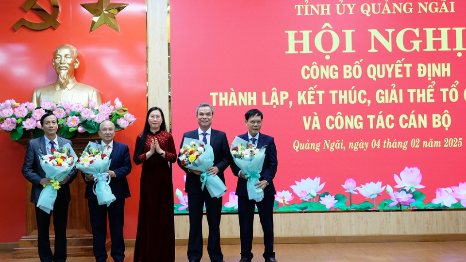 Ông Đặng Ngọc Dũng (thứ 2 từ phải sang), Trưởng Ban Tuyên giáo Tỉnh ủy là một trong 21 cán bộ lãnh đạo chủ chốt có nguyện vọng nghỉ hưu.jpg