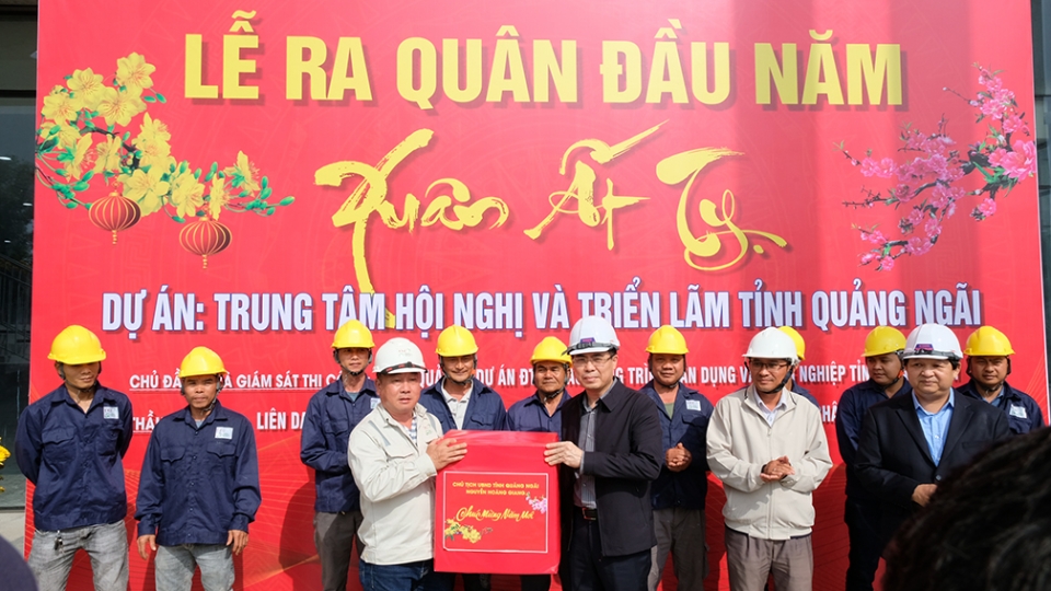Ông Nguyễn Hoàng Giang,Chủ tịch UBND tỉnh Quảng Ngãi tặng quà động viên công nhân.jpg