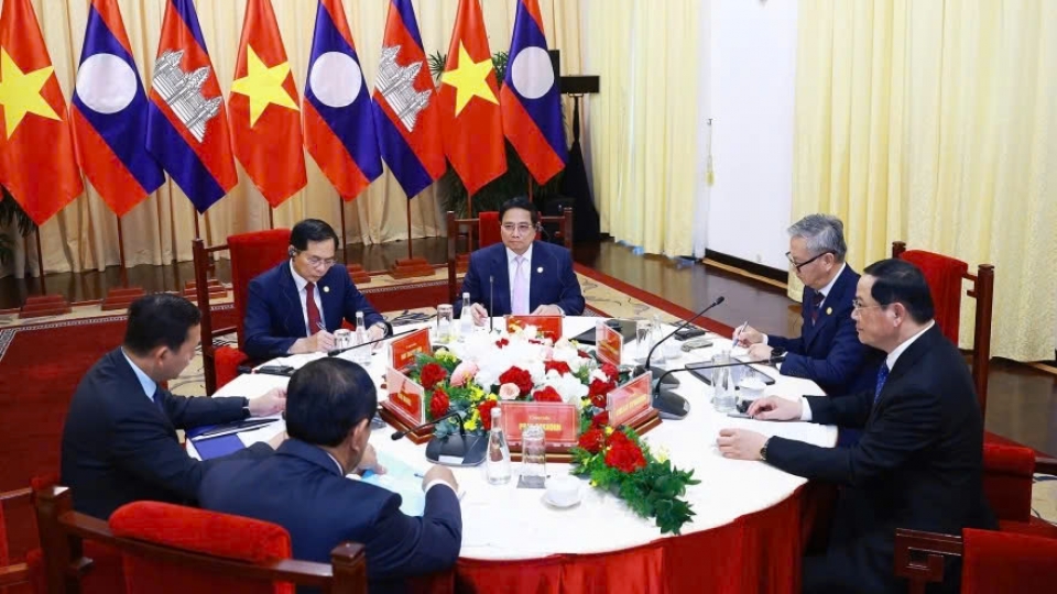 PMs of Vietnam, Laos and Cambodia meet to realize top leaders’ agreements.jpg