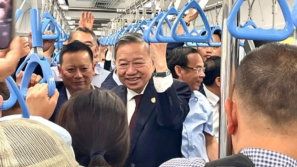 Party General Secretary To Lam takes surprise metro ride.jpg