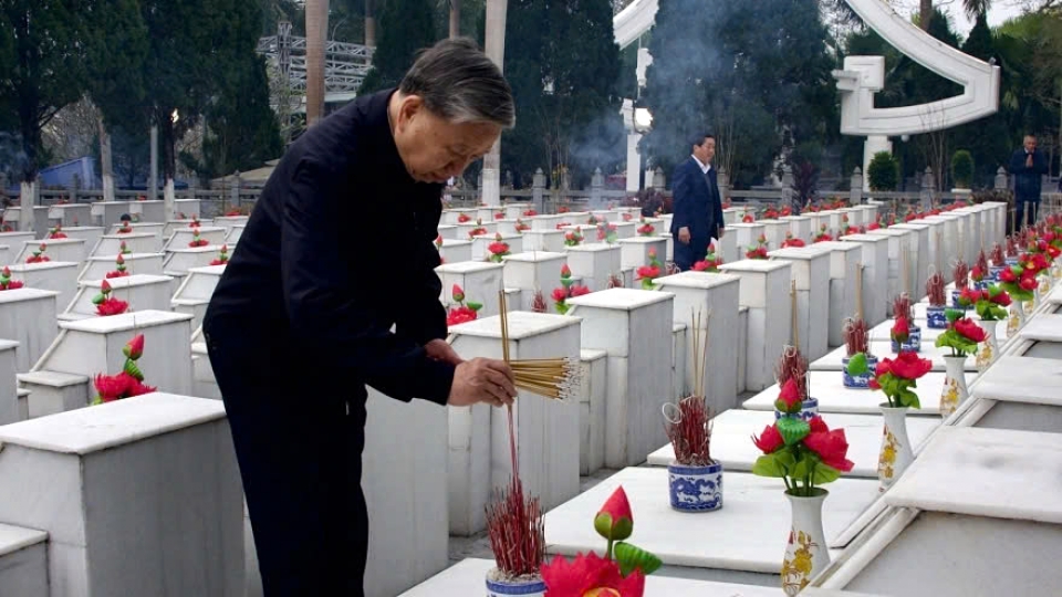 Party chief commemorates fallen soldiers at Vi Xuyen National Martyrs’ Cemetery.jpg