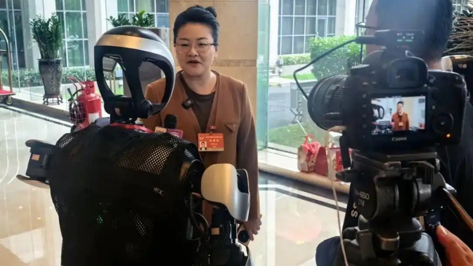 Phóng viên robot phỏng vấn đại biểu dự họp Lưỡng hội ở Thâm Quyến. Ảnh_ Kênh truyền hình vệ tinh Thâm Quyến.jpg