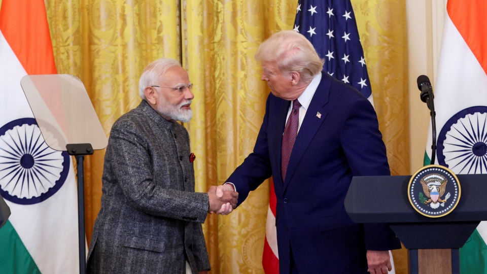 Thủ tướng Narendra Modi và Tổng thống Mỹ Donald Trump bắt tay tại buổi họp báo chung sau cuộc gặp tại Nhà Trắng (Ảnh_ ANI).jpg