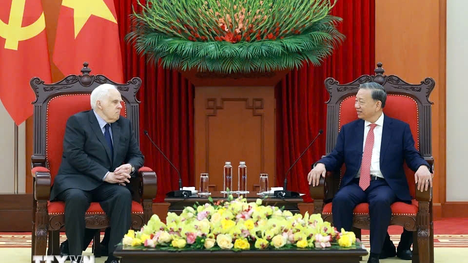 To Lam meets with FedEx leader Smith in Hanoi.jpg