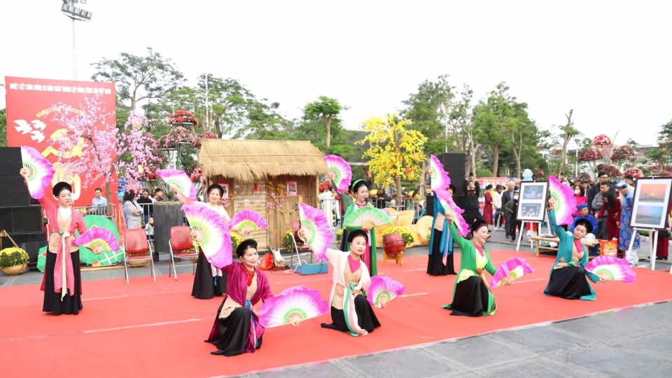 _chuong_trinh_nghe_thuat_duong_pho_vui_tet_que_huong_voi_nhung_tiet_muc_dac_sac_hap_dan_thu_hut_dong_dao_du_khach_va_nguoi_dan_tp_hai_phong.jpg