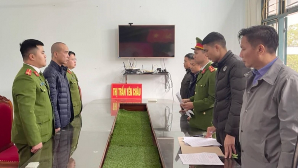 _co_quan_canh_sat_dieu_tra_cong_an_tinh_son_la_thi_hanh_lenh_giu_nguoi_trong_truong_hop_khan_cap_doi_voi_lai_xe_o_to_khach_dung_giua_ben_trai._anh_c.a_tinh_son_la.jpg