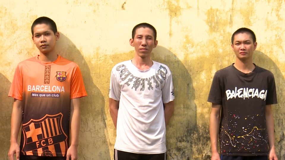 _kha_thai_va_duy_anh_tinh_tu_trai_qua_phai.jpg