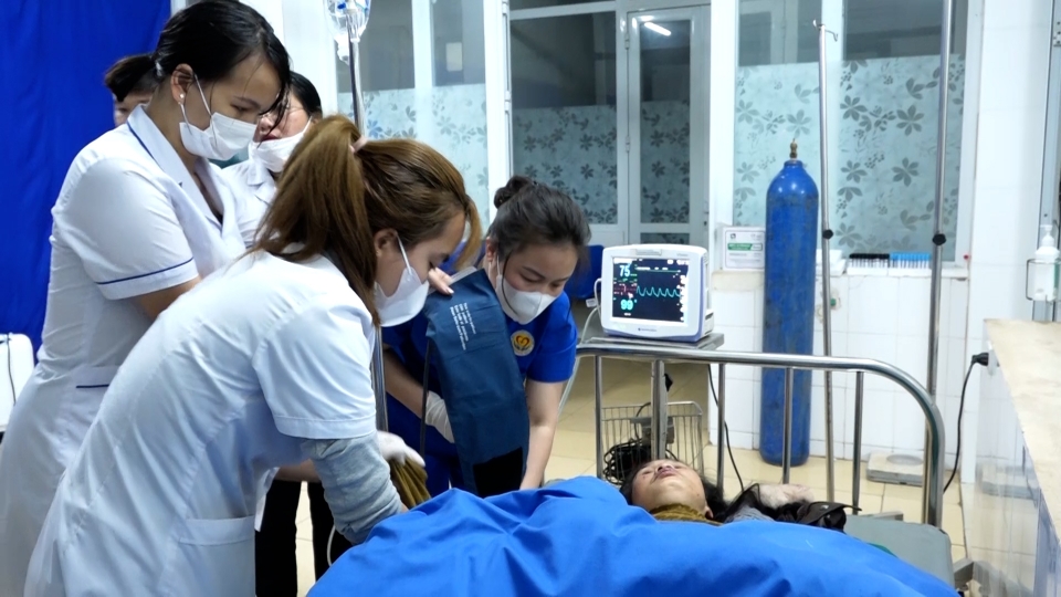 _khan_truong_so_cap_cuu_nguoi_bi_nan.jpg