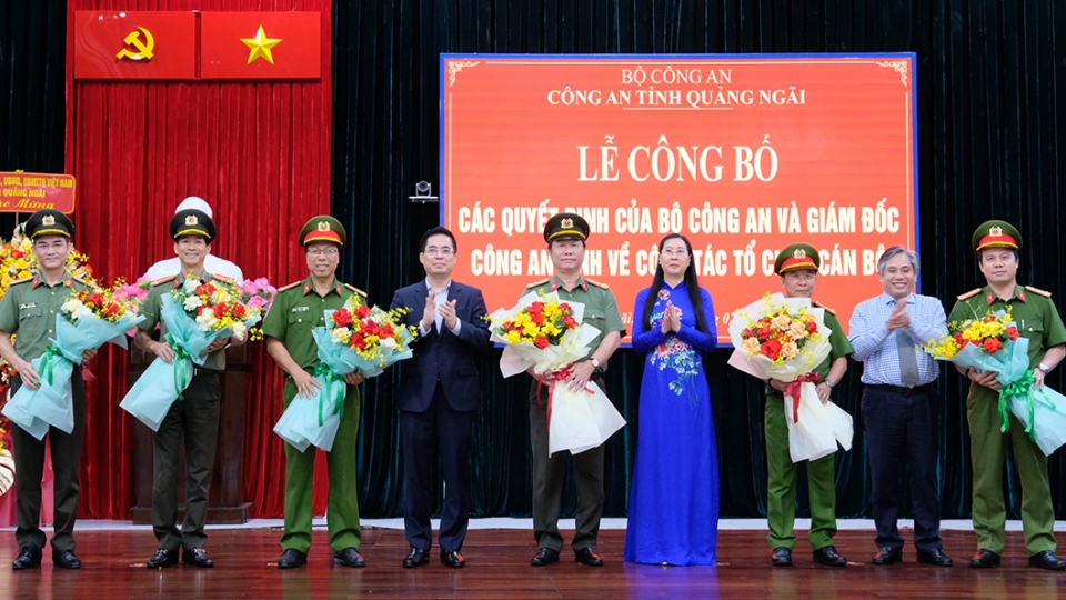 ba_bui_thi_quynh_van_bi_thu_tinh_uy_va_ong_nguyen_hoang_giang_chu_tich_ubnd_tinh_thu_4_tu_trai_qua_tang_hoa_ban_giam_doc_cong_an_tinh_quang_ngai.jpg