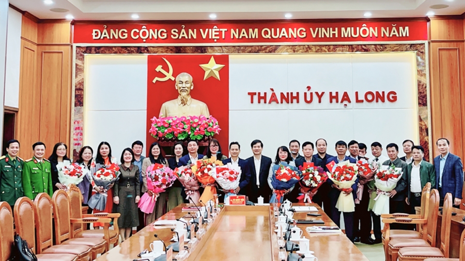 ban_thuong_vu_thanh_uy_ha_long_tang_hoa_12_lanh_dao_cac_xa_phuong_don_vi_tai_tp_ha_long_xin_nghi_huu_truoc_tuoi_.jpg