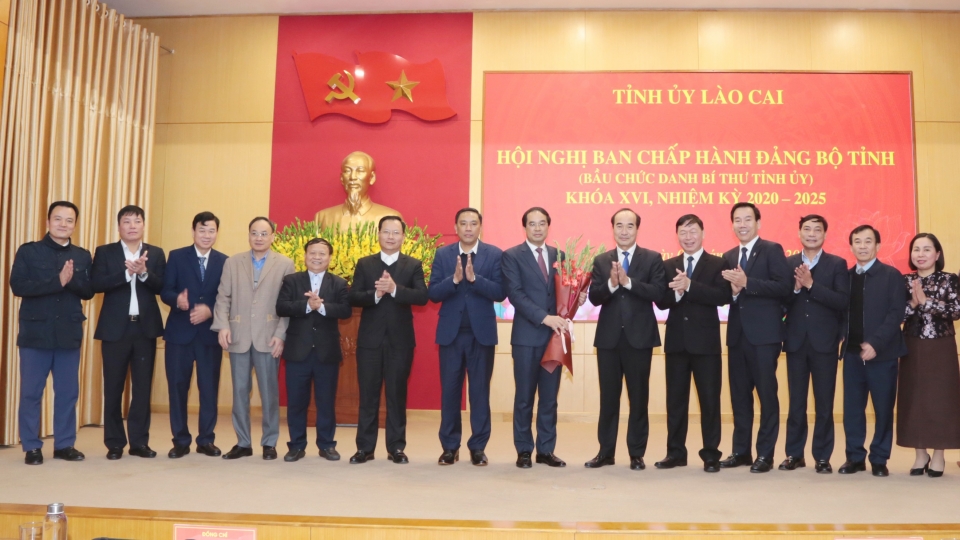 ban_thuong_vu_tinh_uy_lao_cai_tang_hoa_chuc_mung_ong_trinh_xuan_truonglanh_dao_tinh_lao_cai_tang_hoa_chuc_mung_ba_giang_thi_dung.jpg