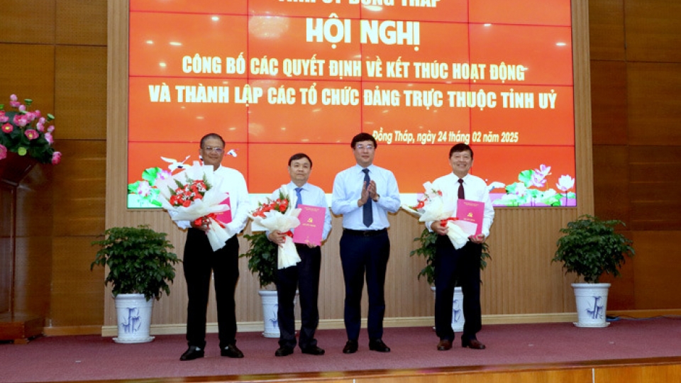 bi_thu_tinh_uy_dong_thap_trao_quyet_dinh_va_hoa_chuc_mung_cac_dong_chi_bi_thu_pho_bi_thu_dang_uy_cac_co_quan_dang_tinh.jpg