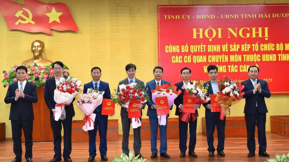 bi_thu_tinh_uy_hai_duong_tran_duc_thang_va_chu_tich_ubnd_tinh_hai_duong_le_ngoc_chau_trao_quyet_dinh_tang_hoa_chuc_mung_lanh_dao_cac_so_duoc_bo_nhiem.jpg