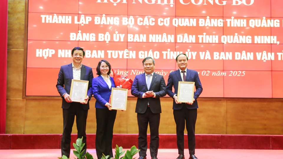 bi_thu_tinh_uy_quang_ninh_vu_dai_thang_trao_quyet_dinh_thanh_lap_dang_bo_cac_co_quan_dang_tinh_quang_ninh_3.jpg