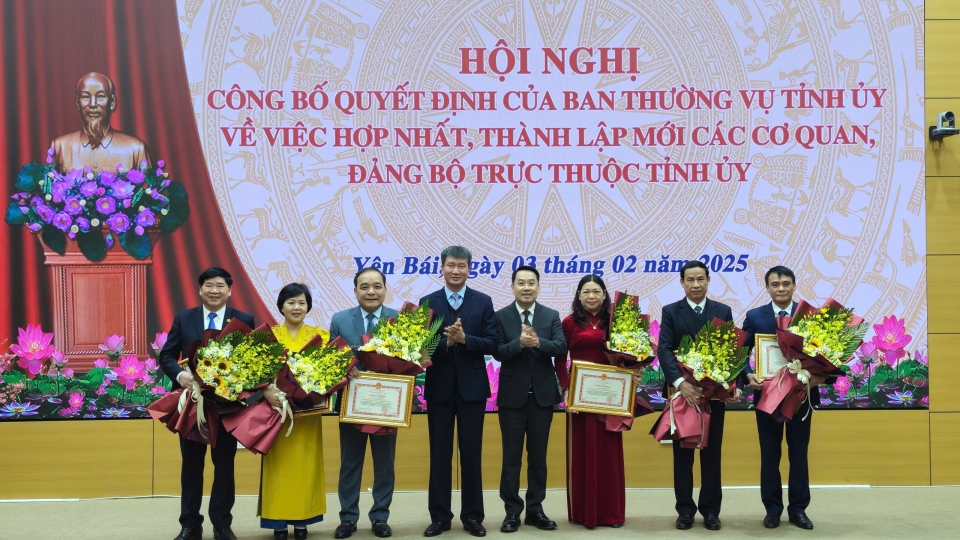 bi_thu_tinh_uy_tran_huy_tuan_va_chu_tich_ubnd_tinh_nguyen_tuan_anh_tang_bang_khen_cho_6_ca_nhan_co_thanh_tich_tieu_bieu_trong_thuc_hien_nhiem_vu_sap_xep_to_chuc_bo_may.jpg